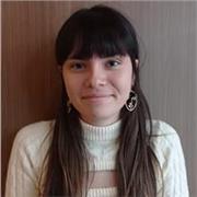 Profesora de inglés universitaria imparte clases a niños